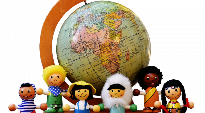 Kinder aus aller Welt in Figurform mit Globus