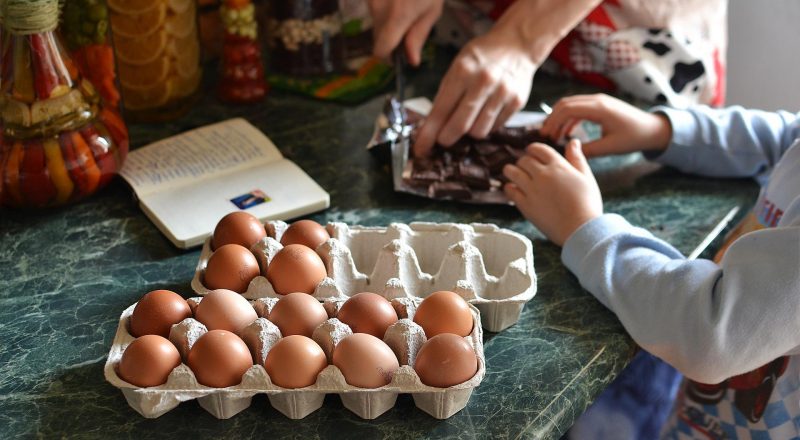 Kinder beim Backen