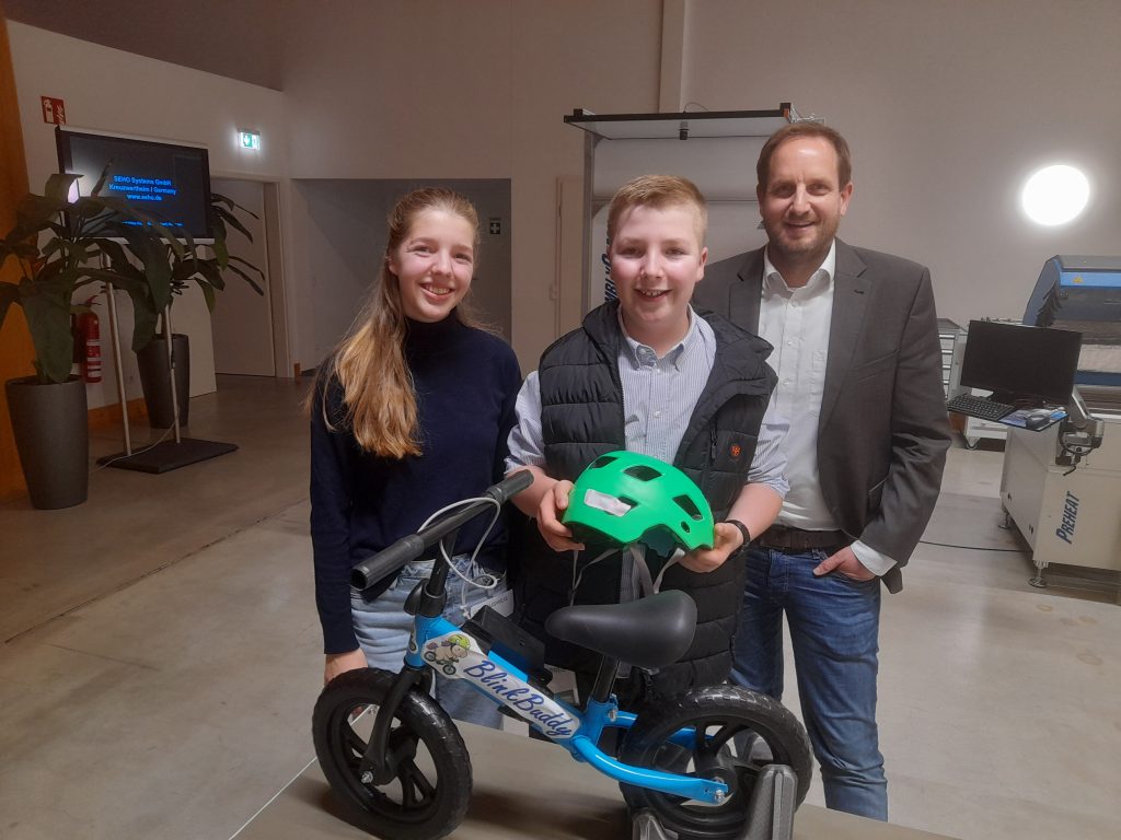 Der „Blink Buddy“ von Theresa und Marcus Michel macht für Kinder den Radfahrern sicherer. Lob hatte dafür auch Fachexperte Andreas Reinhardt.