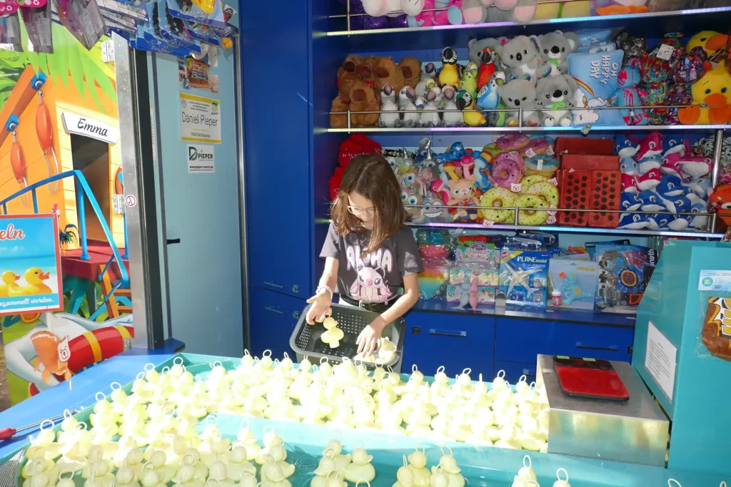Emma beim Zählen der Enten am Stand ihrer Eltern auf der Michaelismesse.