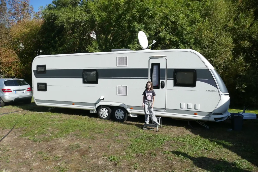 Emma vor ihrem Wohnwagen