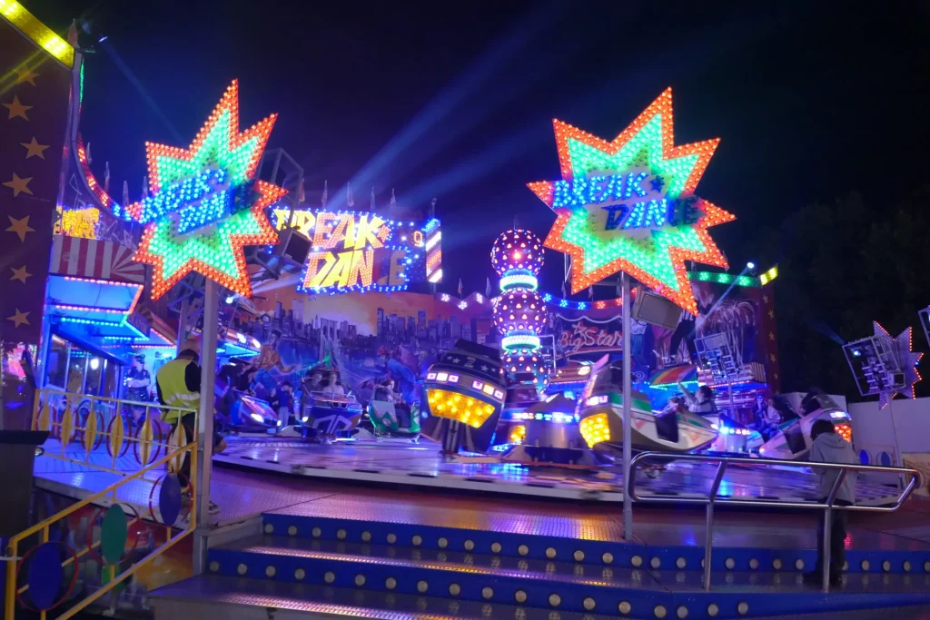 Fahrsgschäft Brakdance bei Nacht in Wertheim.